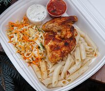 Куриные крылья с макаронами и капустным салатом