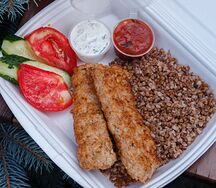 Люля-кебаб куриный с гречкой, помидор, огурец