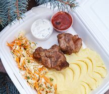 Свинина с картофельным пюре и капустным салатом