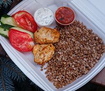 Куриное филе с гречкой, помидор, огурец