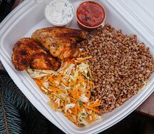 Куриные крылья с гречкой и капустным салатом