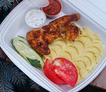 Куриные крылья с картофельным пюре, помидор, огурец