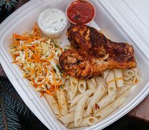 Куриные голени с макаронами и капустным салатом