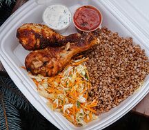 Куриные голени с гречкой и капустным салатом