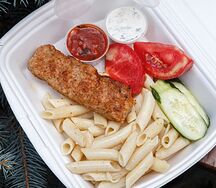 Люля-кебаб куриный с макаронами, помидор, огурец