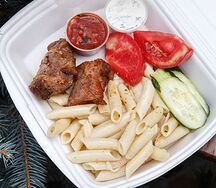 Свинина с макаронами, помидор, огурец