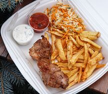 Свинина с картофелем фри и капустным салатом