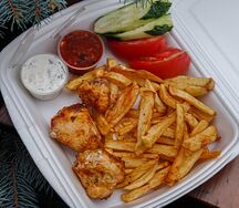 Куриное филе с картофелем фри, помидор, огурец