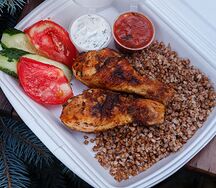 Куриные голени с гречкой, помидор, огурец