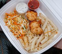 Куриное филе с макаронами и капустным салатом