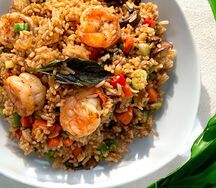 Жареный рис с морепродуктами и овощами