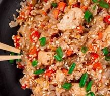 Жареный рис с курицей и овощами