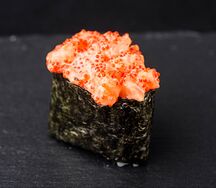 Гункан с лососем