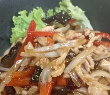 Ф4. свинины, тушеное с овощами в кисло-сладком соусе (острое)