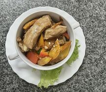 Тушеное cвинoе ребрышко с картошкой в соевом соусе