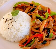 Свинина с овощами в кисло-сладком соусе с рисом