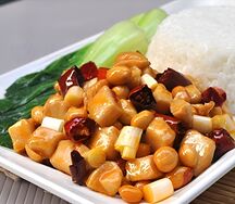 Тушеная свинина с овощами, рисом и соевым соусом