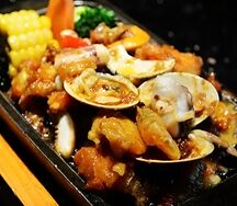 Ф9. Сковородка морепродуктов, сладкий перец, лук, чеснок, в соевом соусе