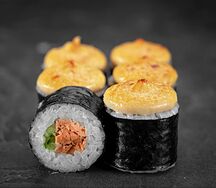 Запеченные маки с жареным лососем