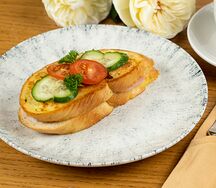 Крок-месье с ветчиной и голландским сыром