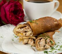 Блинчики с куриным филе и сырным соусом