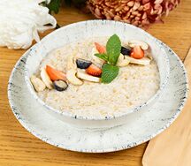 Овсяная каша со свежими ягодами