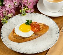 Крок-мадам с ветчиной, голландским сыром и поджаренным яйцом