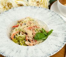 Тальятелле из шпината с куриным филе, шампиньонами и сливочным соусом