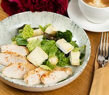 Салат Фрежюс с куриным филе, камамбером и грецким орехом