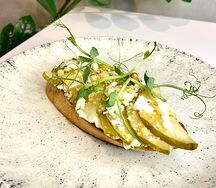 Брускетта с грушей и сыром роял-чиз 