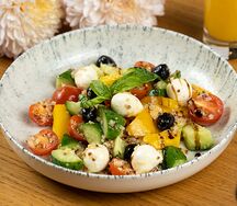 Салат с моцареллой, свежими овощами и киноа