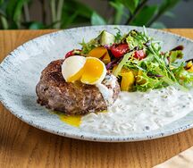 Бифштекс из говядины с перечным соусом и миксом салата 