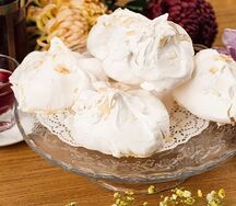 Безе с белым шоколадом и малиной 