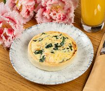 Киш с лососем, шпинатом и сыром дорблю