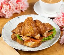 Хрустящий круассан с обжаренным куриным филе и сочным помидором