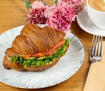 Хрустящий круассан со слабосоленым лососем и муссом креметте