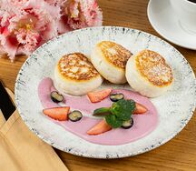 Сырники с ягодами и соусом Ле-Моро