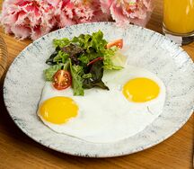 Глазунья из двух яиц и микс-салата