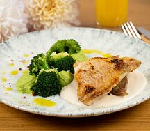 Окунь морской с кокосовым соусом, брокколи и пюре из горошка