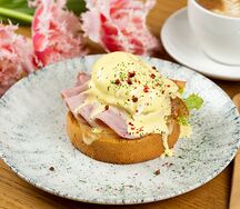 Яйцо Бенедикт на сливочной бриоши с ветчиной и голландским сыром