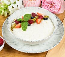 Рисовая каша с фисташками и свежими ягодами