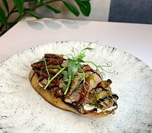 Брускетта с ростбифом и вялеными помидорами 