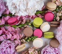 Макаронс Черная смородина с белым шоколадом