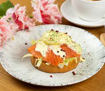 Яйцо Бенедикт на сливочной бриоши с лососем слабой соли