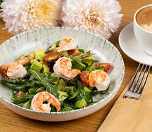 Салат Сен-Дени с креветками и авокадо