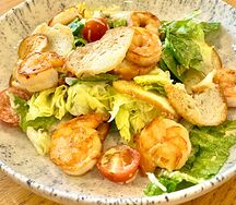 Салат Цезарь с креветками