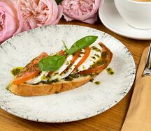 Брускетта с моцареллой и сочными томатами