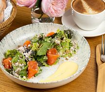 Салат с лососем, соусом сабайон и кешью