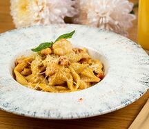 Конкильетте с креветками и соусом биск