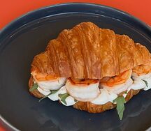 Круассан с креветкой